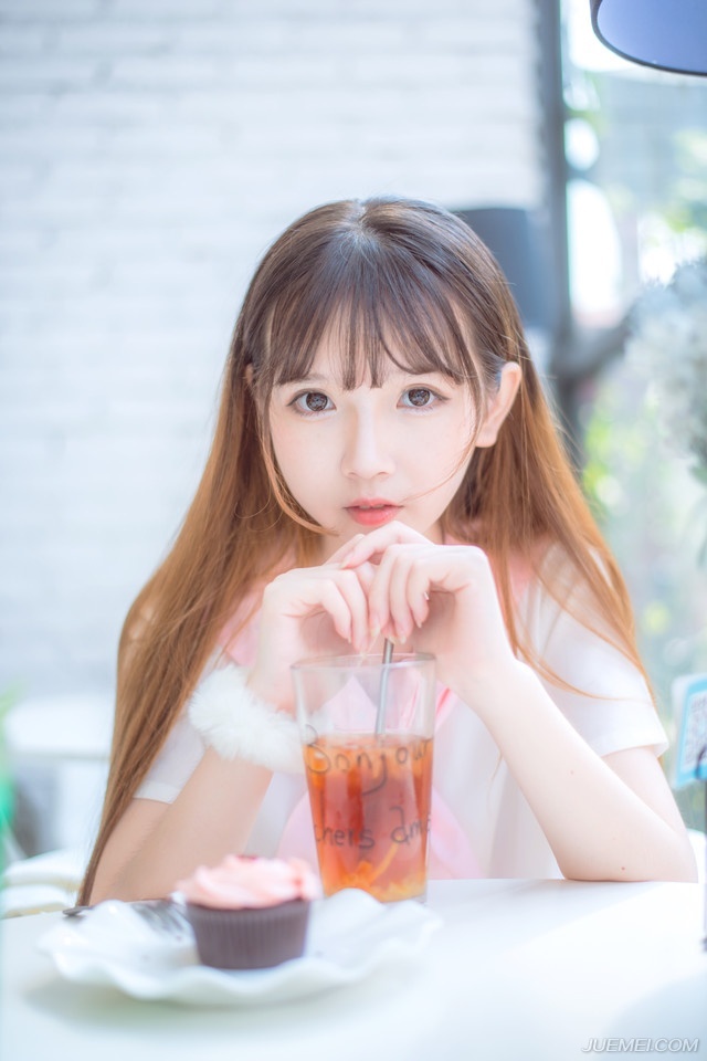 有一种人他信任你接纳你关心你理解你在乎你维护你，包容你他会为你毫无保留的付出，他能分享你的快乐，承接你的痛苦。你的冷暖他记在心里，你的安危他放在心上，他不允许别人对你有一丝一毫的侵犯伤害侮辱中伤。因为真正的爱情，离不开默默地奉献精心地守护，是真心地给予真心地付出。